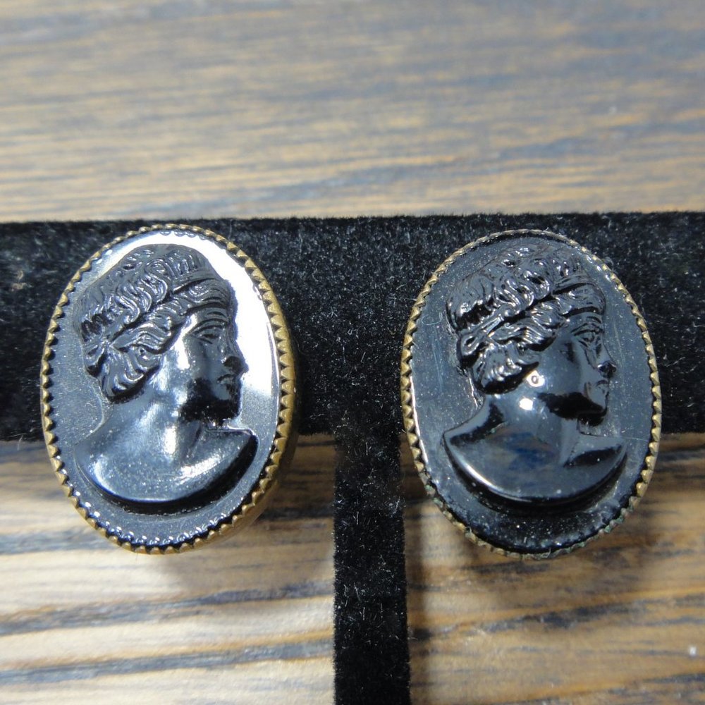 Vtg CORO Black Cameo Earrings Screw Back Gold Tone - Picture 1 of 9